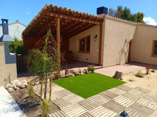 Apartament rural amb piscina i jardí