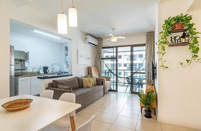 Apartamento 2 Qto e Varanda em Condomínio Completo