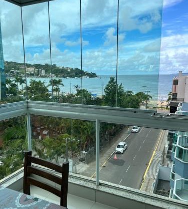 APARTAMENTO AMPLO - 3 SUÍTES - VISTA DESLUMBRANTE para O MAR NO CENTRO DE ITAPEMA, SC