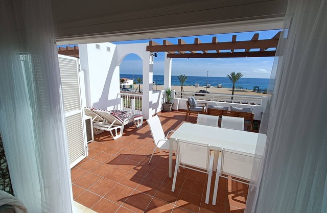 Apartamento en 1ª Linea con Vistas al Mar, Fibra, Ascensor y Piscina Comunitaria