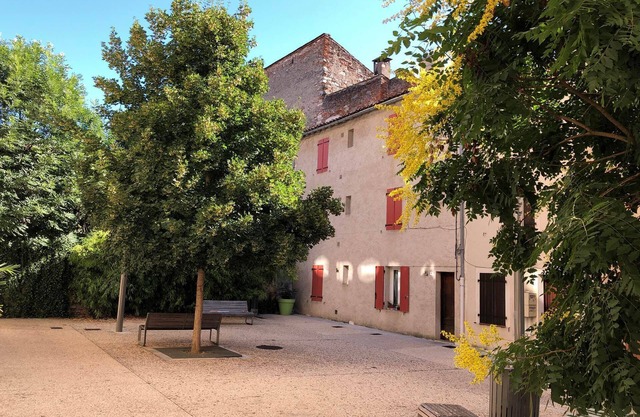 Apartment 2*, place Saint Priest, floor 1