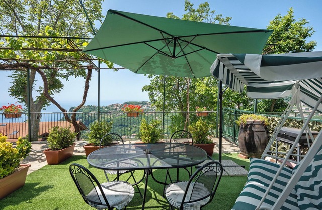 Apartment 'Bella Veduta Luna' with Sea and Mountain View, Wi-Fi and Air Conditioning