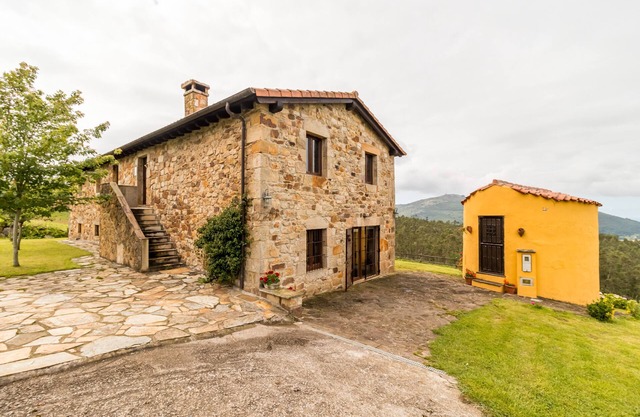 Apartment 'El Manantial' with Mountain View, Private Garden and Wi-Fi