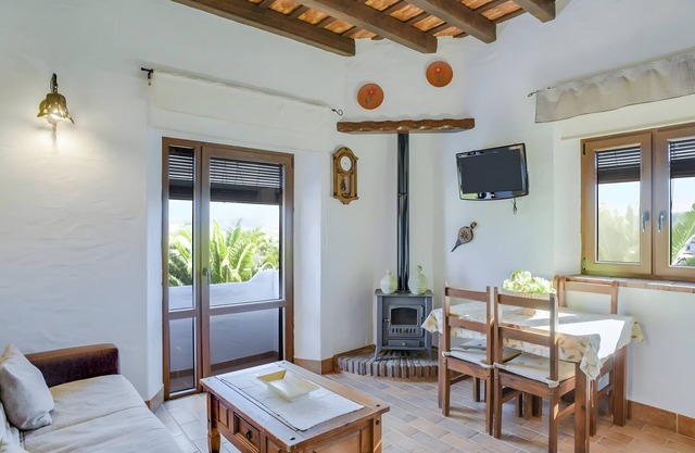 Apartment 'El Manzano' with Shared Pool, Wi-Fi and Air Conditioning