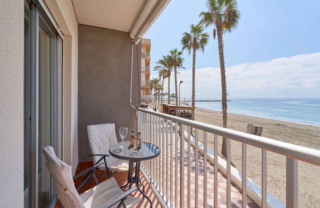 Apartment 'Frente Al Mar Y A Pie De Playa' with Balcony, Wi-Fi and Air Conditioning