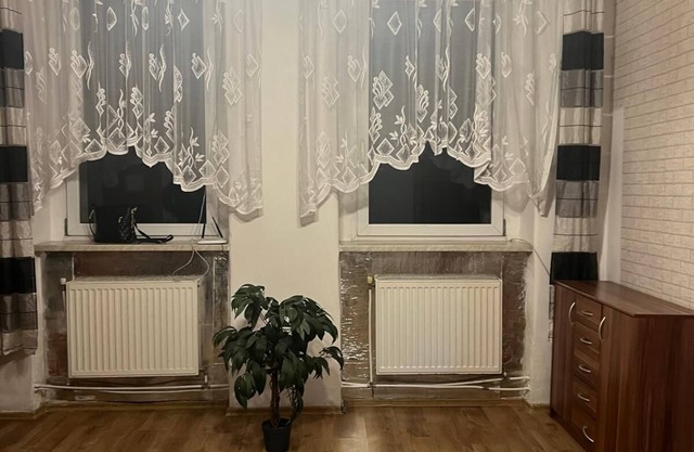 Apartment in Bytom center with full service awaiting you. Quiet area.