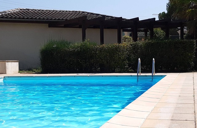 Apartment in very quiet residence with swimming pool and park