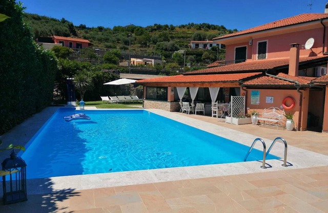 APARTMENT IN VILLA X 4 PEOPLE ABOUT 2 KM FROM THE SEA HOT-HUB POOL