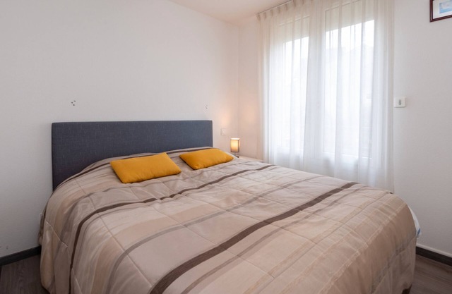 Apartment 'Le Doumer parking wifi' with Wi-Fi