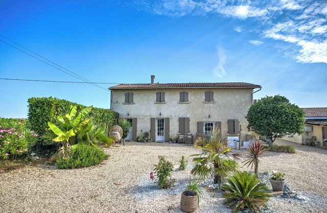 Apartment 'Le Nid Du Charmant' with Private Garden, Wi-Fi and Air Conditioning