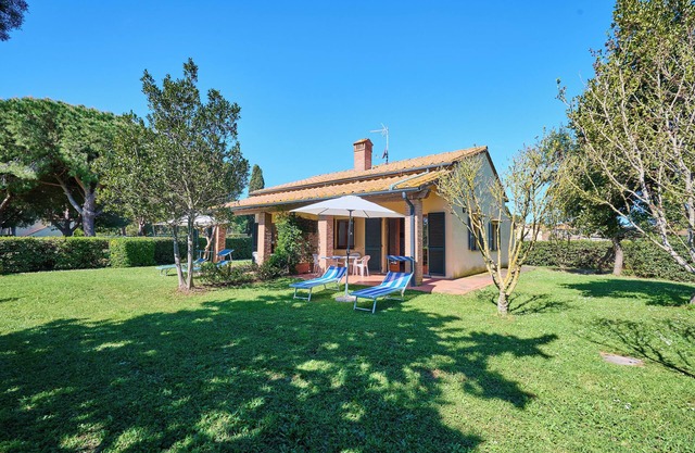 Apartment "Mare Etrusco Villetta D2" with Private Garden & Wi-Fi