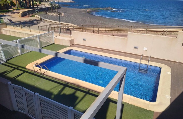 Apartment on the seafront with swimming pool, air conditioning/heating