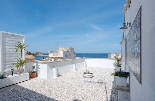 Apartment 'Pauline' with Sea View, Wi-Fi and Air Conditioning