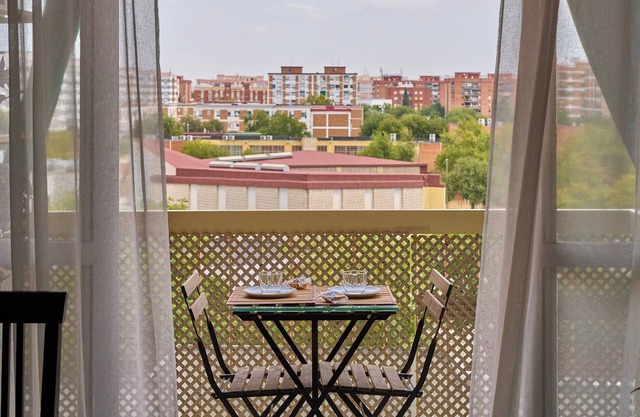 Apartment 'Piso Céntrico Cerca De La Rivera' with Private Terrace, Wi-Fi and Air Conditioning