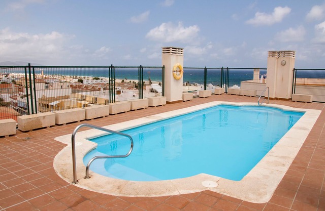 Apartment 'Piso Para Grupos Cerca Del Mar' with Shared Pool, Wi-Fi and Air Conditioning