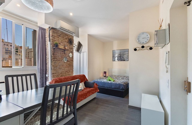 Apartment 'Studio Near Park Güell' with Wi-Fi and Air Conditioning