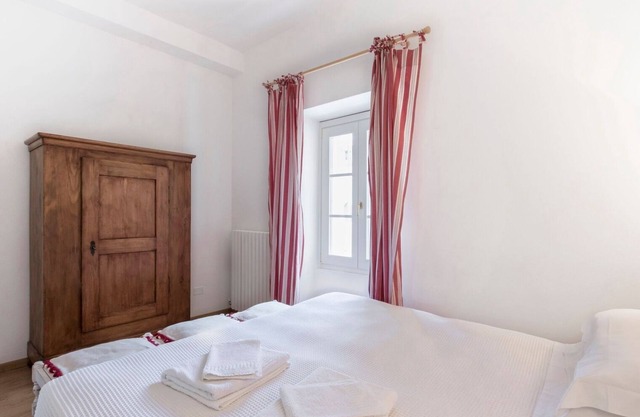 Apartment 'Tenuta Naiano Raffaello' with Shared Garden, Wi-Fi and Air Conditioning