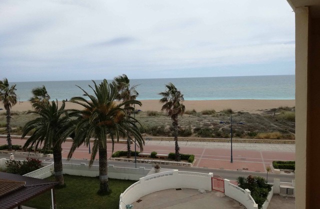 APARTMENT Urb. FANS. 1st LINE BEACH.