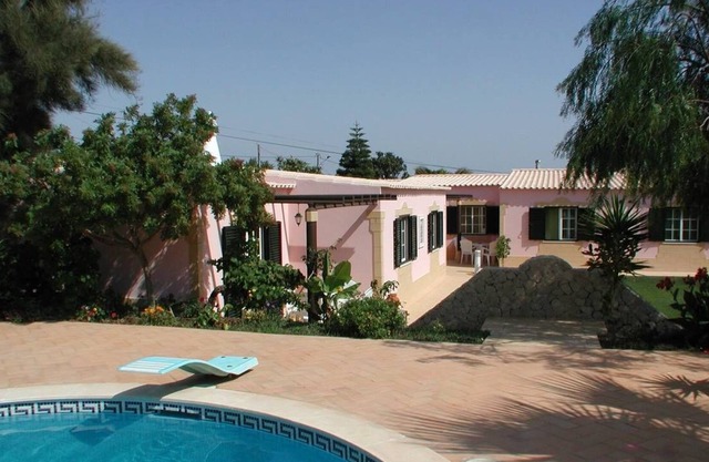 Apartment with 2 bedrooms on a beautiful plot with pool near the sea
