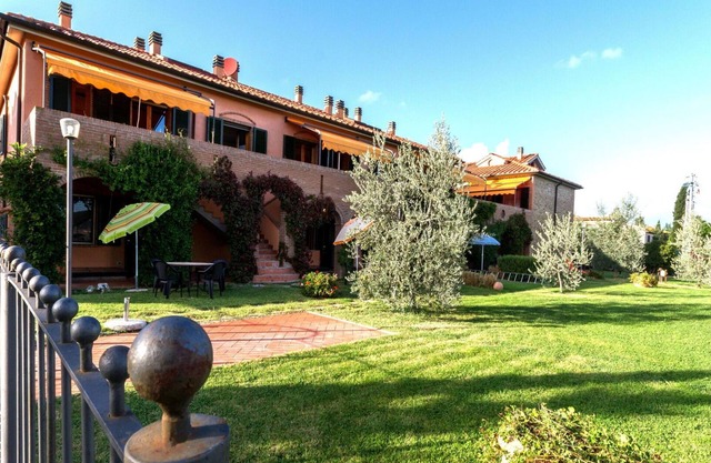 Apartment with A/C, pool, WIFI, TV, veranda, pets allowed, panoramic view, close to San Gimignano