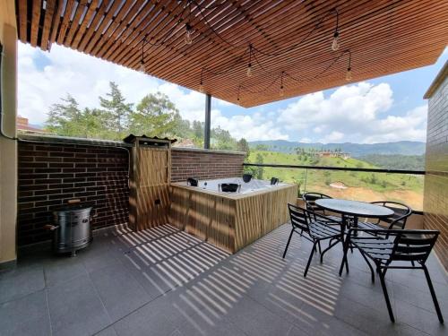 Apartment with a hot tub and a view of Guatapé lake