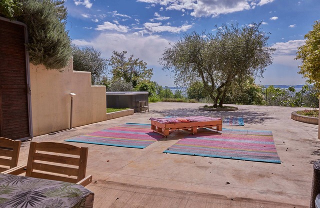 Apartment with a panoramic view of Lake Garda