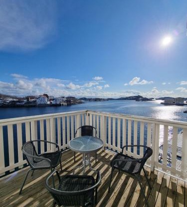 Apartment with fantastic seaview in Henningsvær.