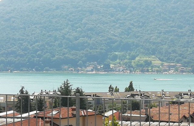 Apartment with solarium overlooking the lake near the center and the lakefront