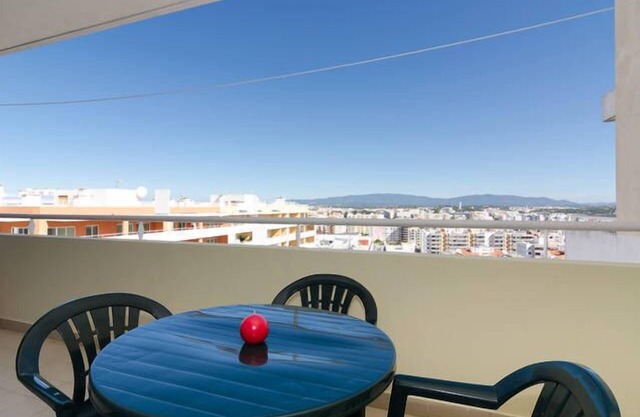 Apartment with swimming pool/WIFI in quiet surroundings (ideal for families)