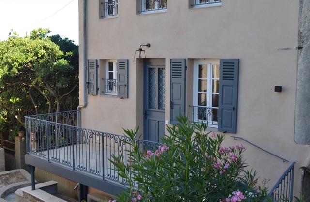 Apartment with terrace in the heart of Grimaud village, 5 minutes from the sea.