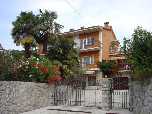 Apartments with parking space Rijeka - 15854