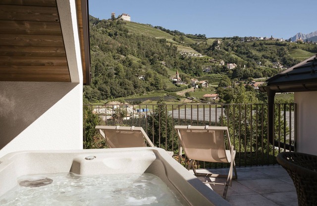Apartsuites Rosengarten: luxury apartment with private outdoor whirlpool and pool