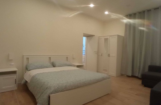 Appartamento Appena Ristrutturato di Fronte al Duomo di Napoli, Centro Storico