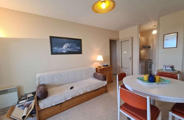 Appartement 2 pièces avec balcon proche plage et commerces à Saint-Hilaire-de-Riez - FR-1-224C-21