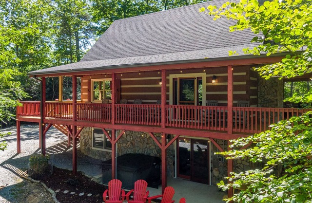 Appy Pappy's - gorgeous cabin, hot tub, pool table, pets