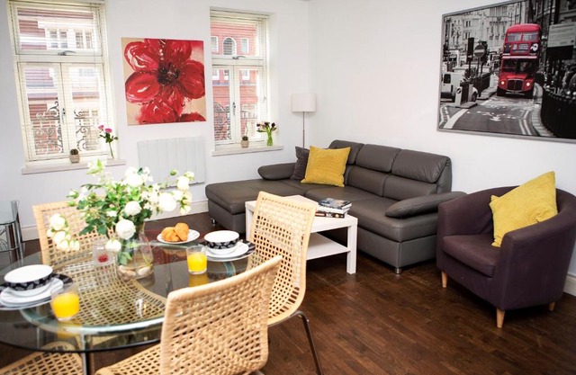 Apt 2, Trafalgar Square 2nd Floor by Indigo Flats