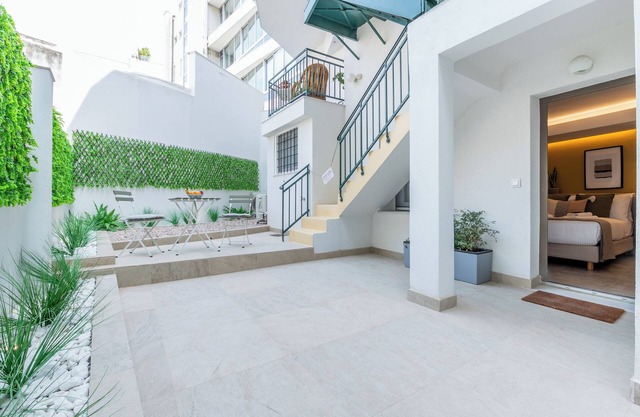 Apt 6 ground floor studio with patio