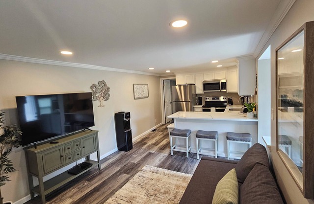 Apt. A, Cozy 2-bedroom in charming Evesham with AC, WiFi, fully updated place.