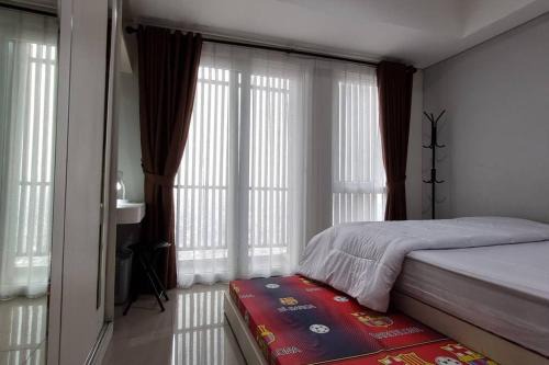 Apt Breeze Bintaro 1BR with Pool, Wi-Fi and Netflix by Damaresa