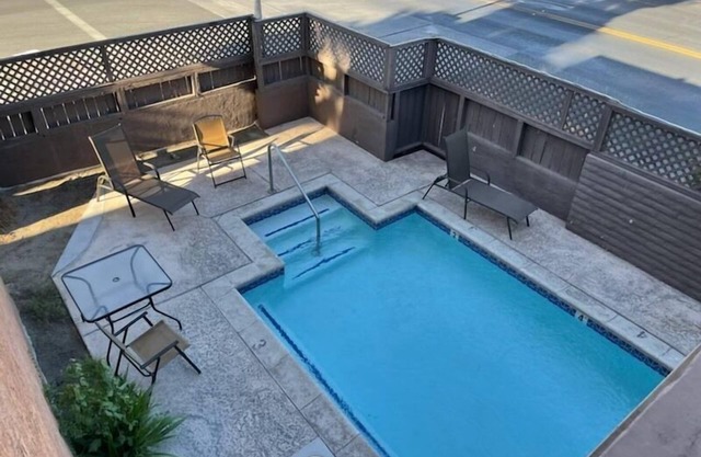 Apt E - furnished huge 2bed/2bath upstairs with the mountains and downtown views