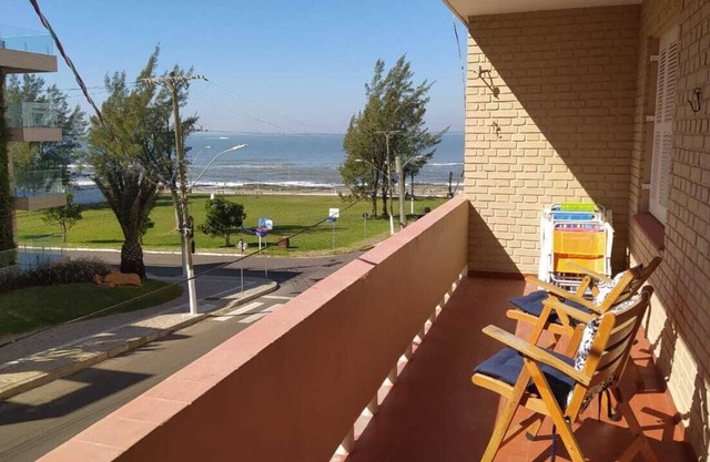 Apt of 3 bedrooms, 1 block from the sea, with balcony and sea view, in Prainha.