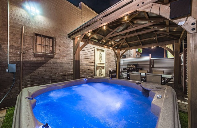 APT Style Home 2BR/2BA w/COV Patio Near Airport