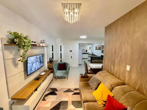 Apto amplo no coração da meia praia a 130m do mar