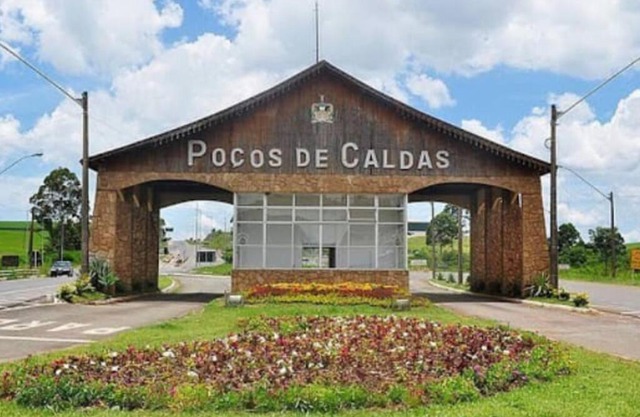 Apto com 3 quartos,1 vaga garagem e quintal