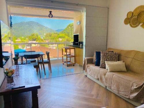 Apto com ar-cond e piscina a 100 m praia da Enseada