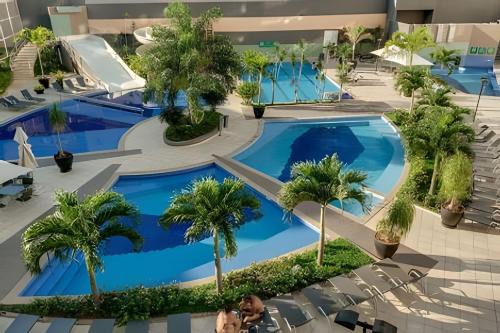 Apto em Rio Quente com ampla área de lazer e linda vista