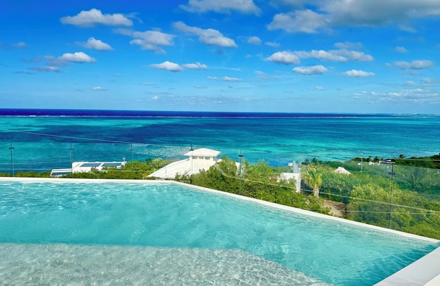 Aqualara Villa Luxury Island Retreat w/Rooftop Lounge Pool