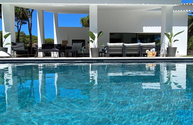 Aquamarina. Large, airy indoor/outdoor living space. 600m from the beach