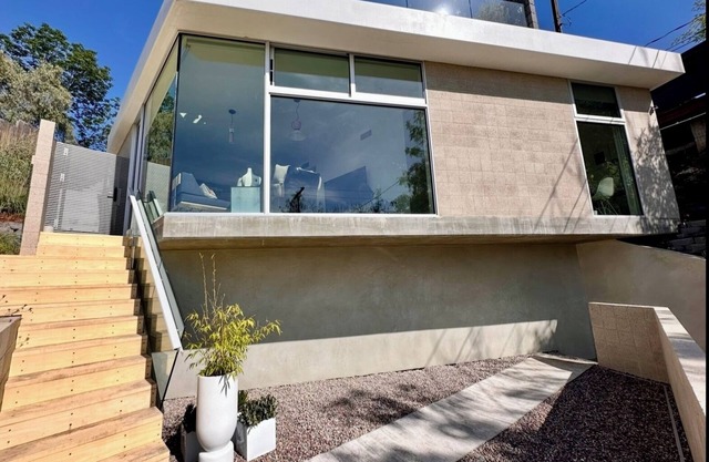 Architectural 2-bedroom with WiFi, AC in the hills of Los Angeles