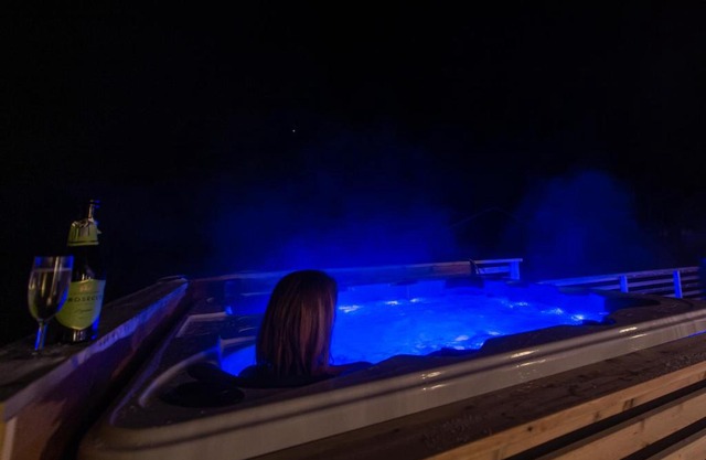 Arctic Lodge Tromvik with jacuzzi